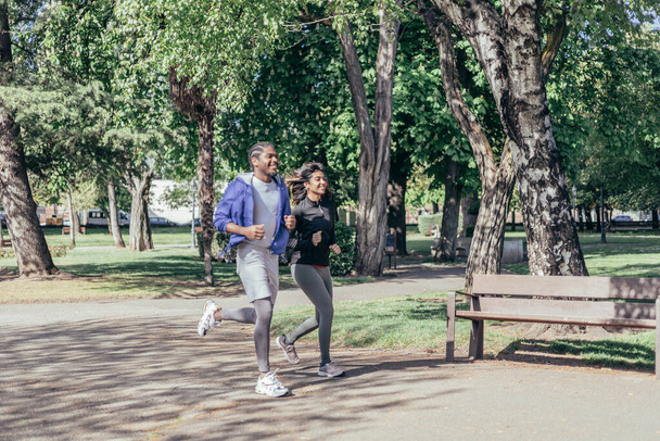 багатоетнічна пара бігунів бігун в парку
 - Фото, зображення