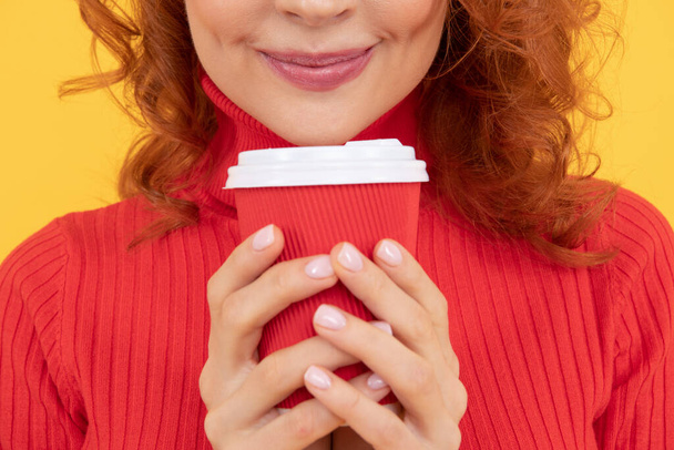 Ausgeschnittener Blick auf Kaffeetasse zum Mitnehmen in Händen. - Foto, Bild