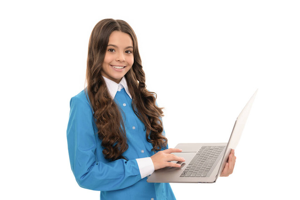 счастливый детский портрет с длинными кудрявыми волосами работает онлайн на ноутбуке, изолированном на белом, школьном. - Фото, изображение