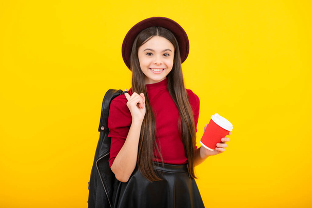 Criança menina 12, 13, 14 anos com tirar xícara de café cappuccino ou chá. Adolescente com caneca takeaway no fundo amarelo, bebida da bebida da manhã. Um retrato adolescente feliz. Menina sorridente - Foto, Imagem