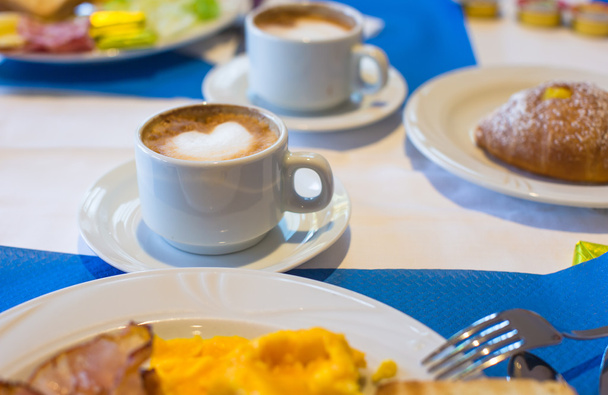 Здоровый и вкусный капучино на завтрак в кафе на открытом воздухе
 - Фото, изображение