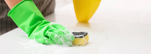 Tavolo donna per la pulizia con spugna e detergente, primo piano  - Foto, immagini