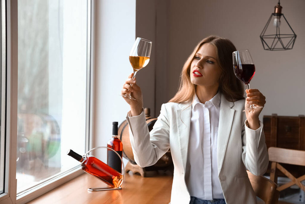 Όμορφη νεαρή γυναίκα σομελιέ δοκιμάζοντας τύπους κρασιού - Φωτογραφία, εικόνα