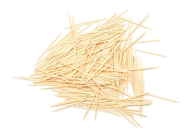 Bambus-Zahnstocher auf weißem Hintergrund, Draufsicht - Foto, Bild