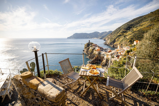 Servito tavolo da pranzo con frutti di mare sulla costa al villaggio di Vernazza in Italia. Concetto di frutti di mare mediterranei e vacanze estive - Foto, immagini