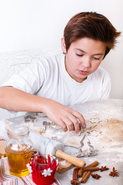 Το αγόρι που προετοιμάζει τα cookies Χριστούγεννα - Φωτογραφία, εικόνα