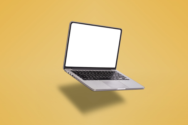 Notebook nebo notebook s prázdnou obrazovkou izolovanou na žlutém pozadí - Fotografie, Obrázek