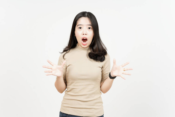Schockiertes Gesicht Ausdruck der schönen asiatischen Frau isoliert auf weißem Hintergrund - Foto, Bild