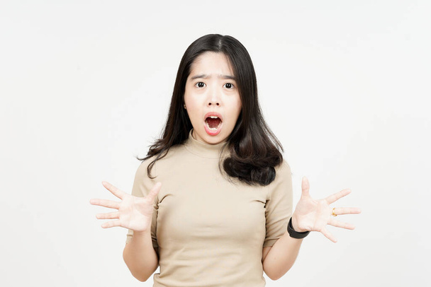 Шокированное выражение лица красивой азиатки, изолированной на белом фоне - Фото, изображение