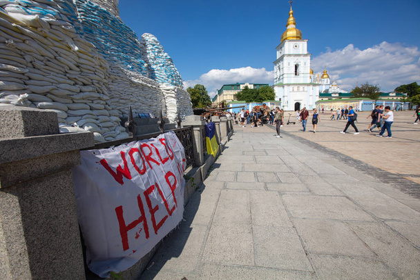 Kiev, Ucrania - 1 de junio de 2022: Protección del Monumento a la Princesa Olga, San Andrés, Sts. Cirilo y Metodio durante la guerra rusa - Foto, imagen