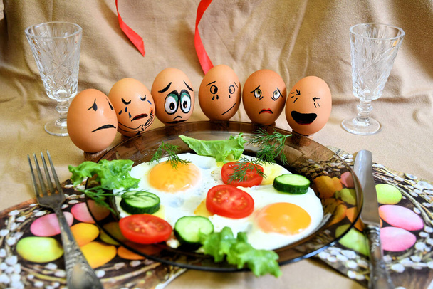Yumurta, mizah, akşam yemeği, sebze, salatalık, tabak, çatal, makro arka plan. - Fotoğraf, Görsel