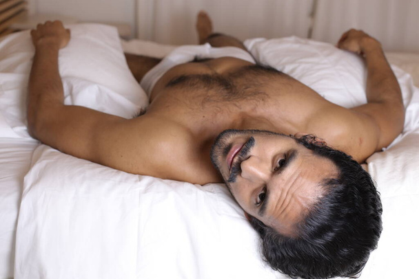 close-up retrato de bonito jovem shirtless homem na cama - Foto, Imagem