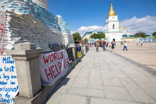 Kiev, Ucrânia - 1 de junho de 2022: Proteção do Monumento à Princesa Olga, Santo André, Santos. Cirilo e Metódio durante a guerra russa - Foto, Imagem