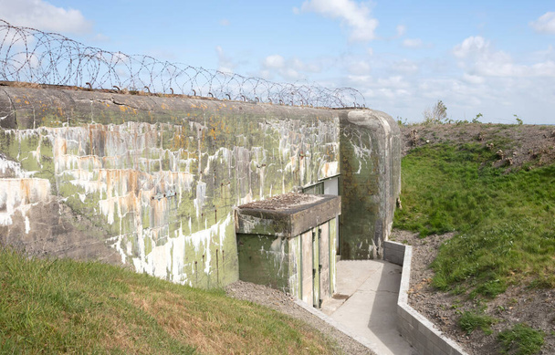Egy régi bunker a második világháborúból, amit a hollandok és a németek használtak. - Fotó, kép