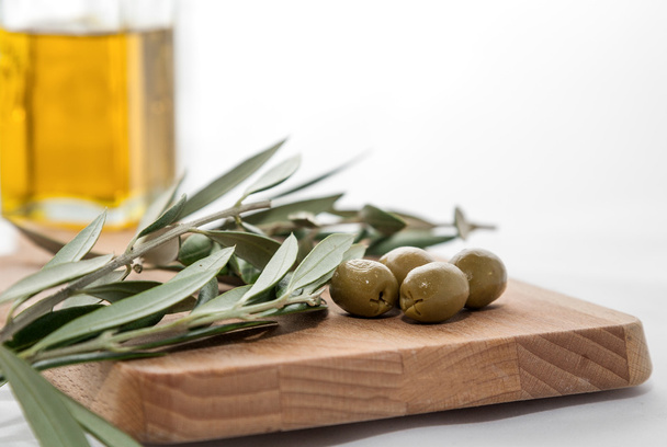 Olive oil with olives isolated on white background - Valokuva, kuva