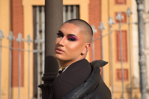 Non-binary person, of South American origin and young, the person is a make-up artist and poses for photos while travel in Europe. Concept equality, homosexuality, gay, lesbian, transgender, gay pride - Фото, зображення