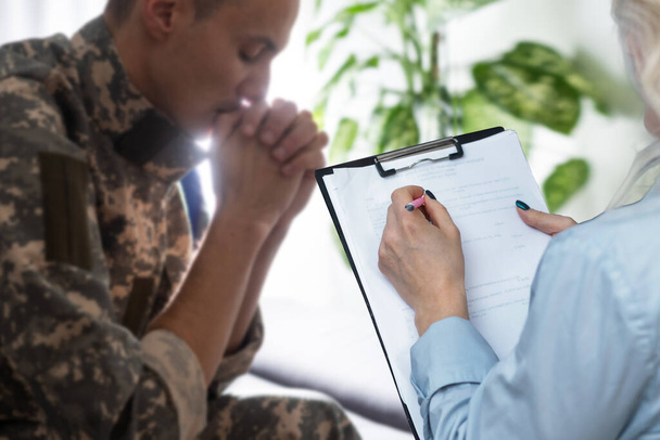 Крупним планом психолог аналізує поведінку військових пацієнтів
. - Фото, зображення