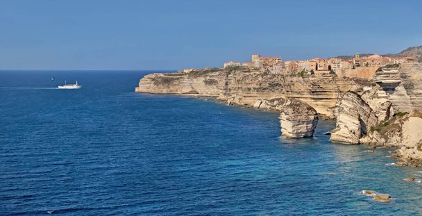 Costa de Bonifacio com penhasco de pedra calcária no mar sob céu azul claro em Corsica- França - Foto, Imagem