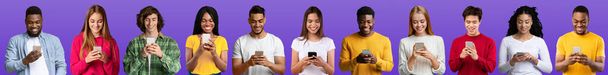 Retratos de hombres y mujeres multiculturales felices mensajes en teléfonos inteligentes sobre fondos de estudio púrpura, personas multiétnicas alegres navegando aplicaciones en teléfonos móviles, Collage creativo, Panorama - Foto, imagen