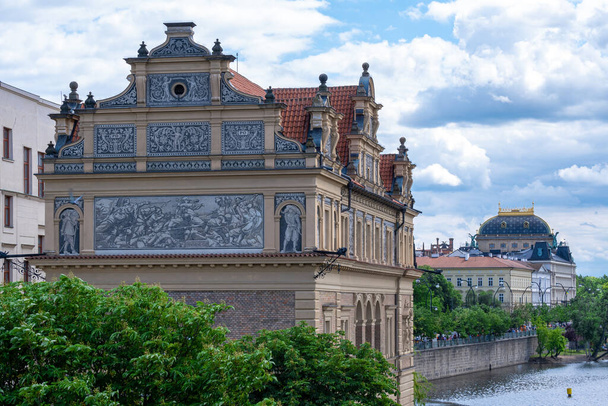 Вид на музей бедіх в Празі (Чехія). - Фото, зображення