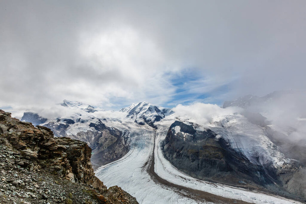 Antenni näkymä Alppien vuorille Sveitsissä. Jäätikkö. - Valokuva, kuva