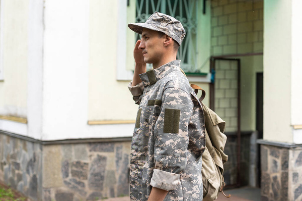 Un saludo de soldado. Guerra, ejército, militar, concepto de guardia - Foto, imagen