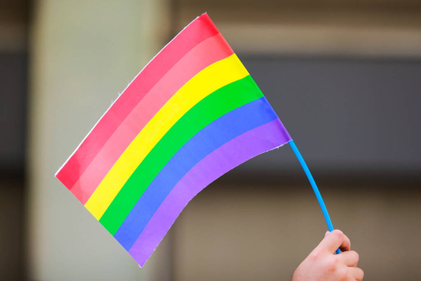 Rainbow flag da la bienvenida al festival Pride Month. Rainbow pride es un símbolo de orgullo lésbico, gay, bisexual, transgénero y LGBTQ. y el movimiento social LGBTQ en junio. - Foto, Imagen