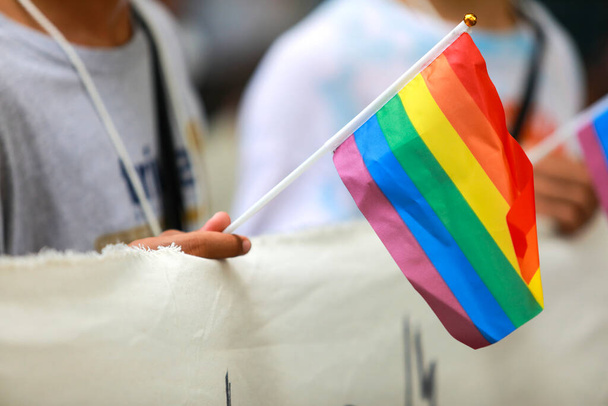 Le drapeau arc-en-ciel accueille le Mois de la fierté. La fierté arc-en-ciel est un symbole de fierté lesbienne, gaie, bisexuelle, transgenre et LGBTQ. et le mouvement social LGBTQ en juin. - Photo, image