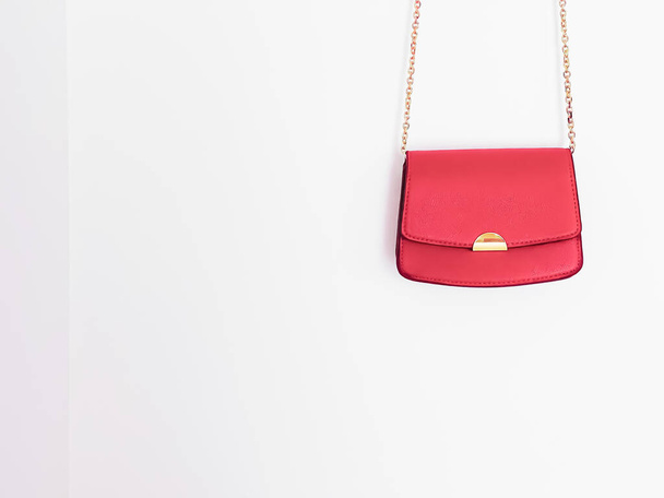 Coral modna skórzana torebka ze złotymi detalami jako designerska torba i stylowe akcesoria, damska moda i luksusowy styl koncepcji torebki - Zdjęcie, obraz