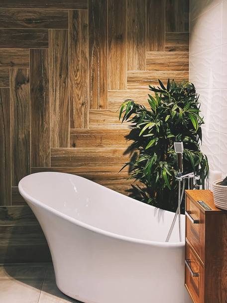 Μοντέρνο εσωτερικό μπάνιο, φιλική προς το περιβάλλον διακόσμηση επίπλων από οργανικά και βιώσιμα υλικά, διακόσμηση σπιτιού και σχεδιασμός πολυτελείας - Φωτογραφία, εικόνα