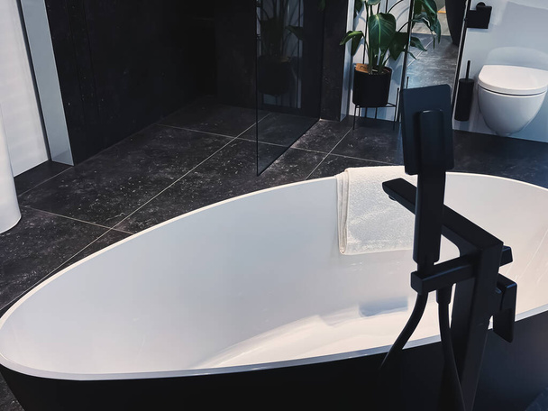 Intérieur de salle de bain moderne, décor de meubles respectueux de l'environnement en matériaux organiques et durables, décor à la maison et concept de design de luxe - Photo, image