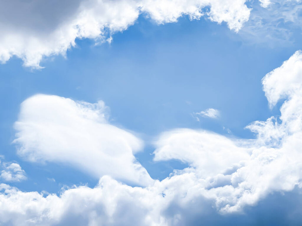 Cielo nublado azul soleado como fondo abstracto, belleza en el concepto de diseño de la naturaleza - Foto, imagen