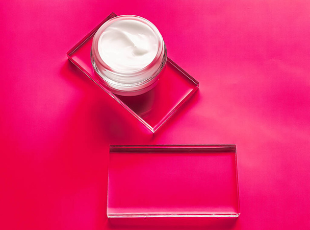 Βάζο κρέμας προσώπου σε γυάλινο και ροζ φόντο, προϊόν ομορφιάς και περιποίησης δέρματος, αισθητική επιστήμη έννοια - Φωτογραφία, εικόνα