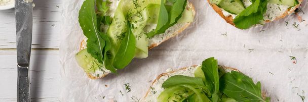 Sandwiches with vegetable ricotta and green fresh veggies - Foto, afbeelding