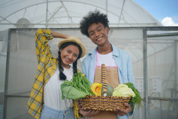 група молодих різноманітних людей насолоджується активністю в плантаціях на органічній фермі
. - Фото, зображення