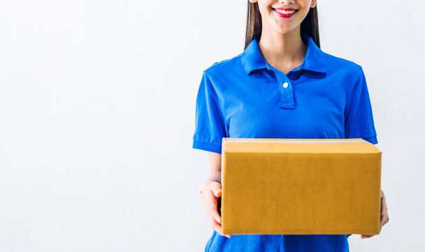 Consegna donna in possesso di scatola di cartone isolato su sfondo bianco
 - Foto, immagini