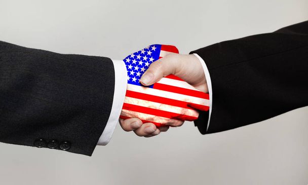 Samenwerking met de VS en zaken met handdruk. Man handdruk met de Amerikaanse vlag - Foto, afbeelding