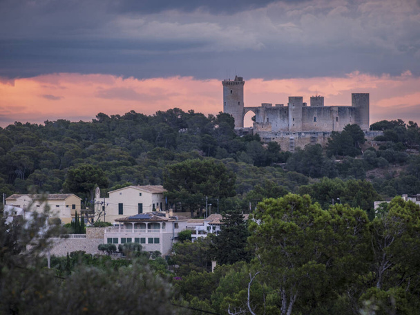 Белверський замок на світанку, вид з міста Генова, Мальорка, Іспанія. - Фото, зображення