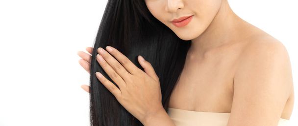 Portret van lachende vrolijke schoonheid mooie aziatische vrouw schoon frisse gezonde witte huid poseren glimlach met zwarte lange glanzende rechte glad haar geïsoleerd op witte achtergrond. - Foto, afbeelding