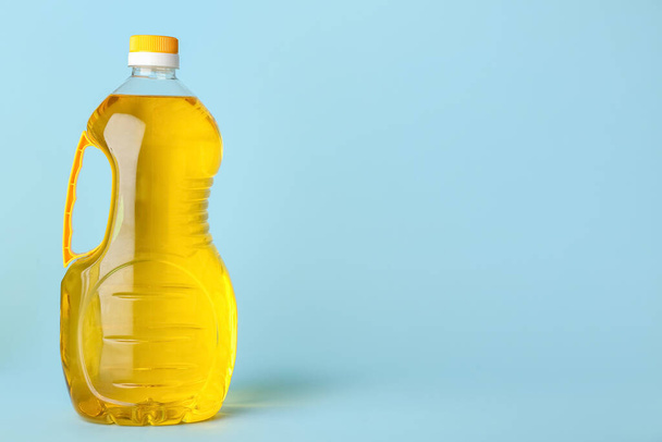Bottle of sunflower oil on blue background - Foto, Bild