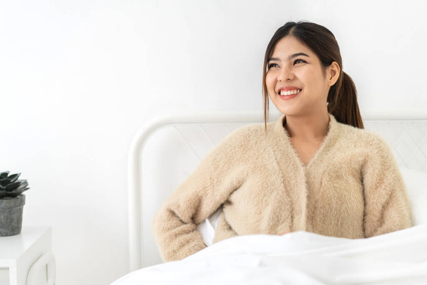 Muotokuva hymyilevä iloinen kaunis aasialainen nainen puhdas raikas terve valkoinen iho poseeraa hymy pyjama vaatteet.Tyttö hakkuut rentoutua ja nauttia aikaa sängyllä home.asia kauneus - Valokuva, kuva