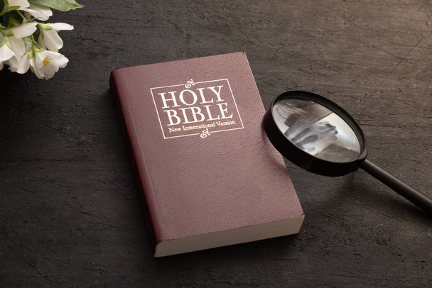 デスクトップ上の眼鏡で聖書のトップビュー。聖書研究と検索の概念. - 写真・画像