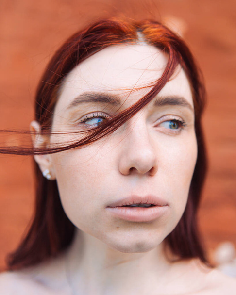 Fényes, nyári portré egy lány vörös haj smink nélkül - Fotó, kép