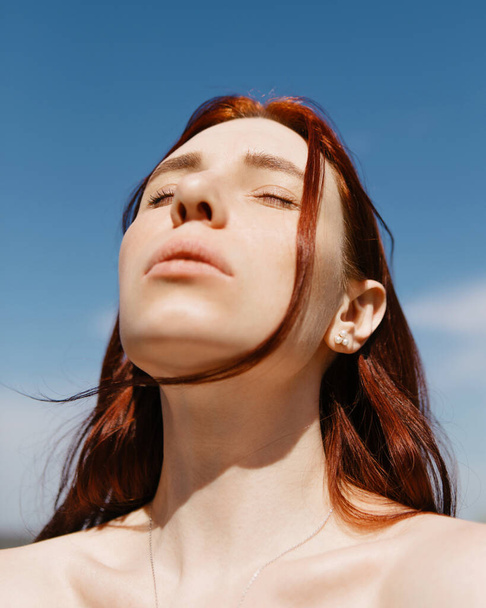 Helles, sommerliches Porträt eines Mädchens mit roten Haaren ohne Make-up - Foto, Bild