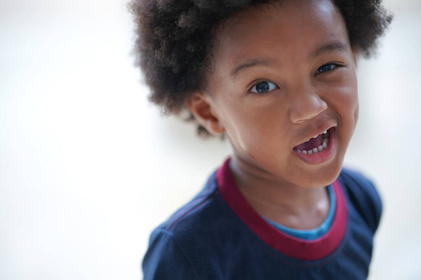 Zblízka na Afro chlapec tvář s úsměvem - Fotografie, Obrázek