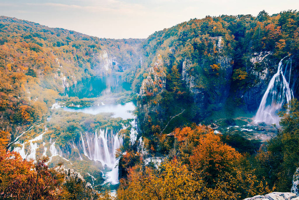 Jesienny krajobraz z malowniczymi wodospadami w Parku Narodowym Plitwice, Chorwacja - Zdjęcie, obraz