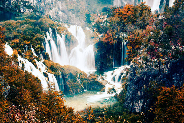Őszi táj festői vízesésekkel a Plitvicei Nemzeti Parkban, Horvátország - Fotó, kép