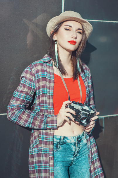 Hipster chica con cámara retro
 - Foto, Imagen