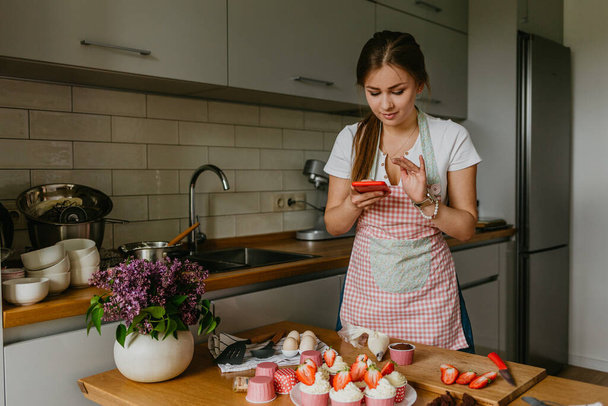 comida, culinaria, tecnología y concepto de personas - manos de mujer con smartphone fotografiando panini sándwich en el restaurante
 - Foto, imagen