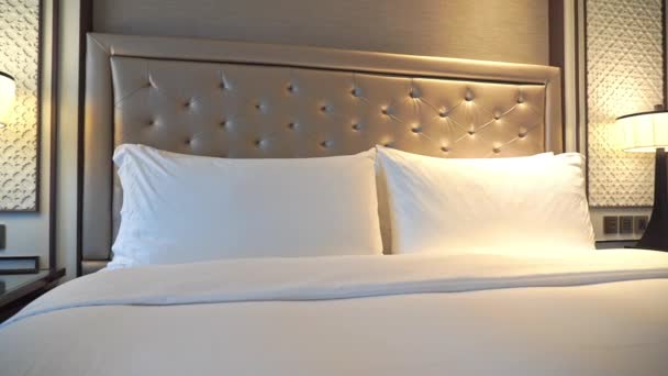 Hermoso interior de dormitorio de lujo en complejo hotelero
 - Metraje, vídeo
